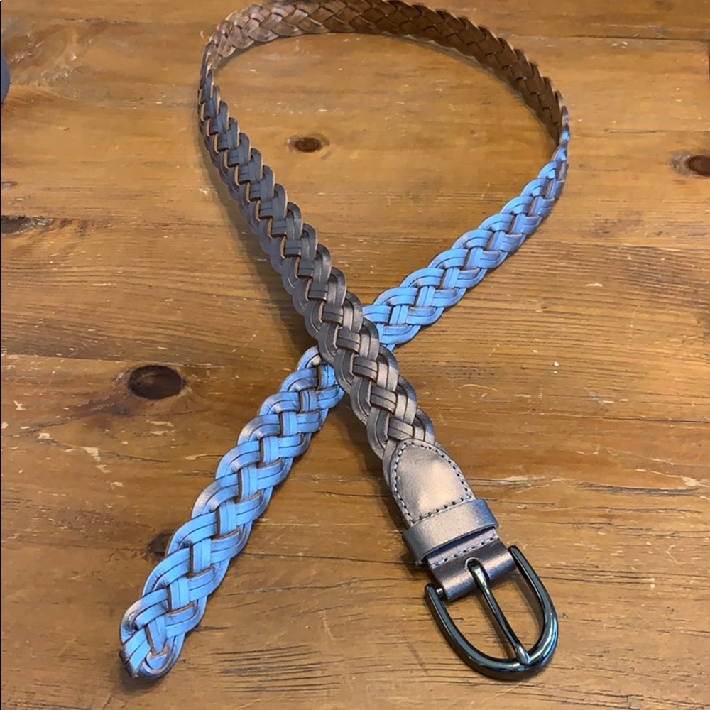 Leather braided belt in metallic color.